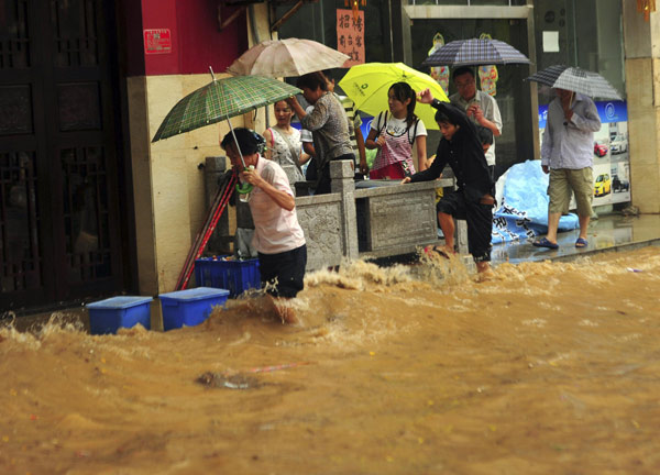 Heavy rain affects traffic in S China