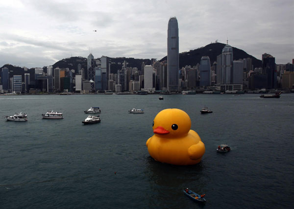 Rubber duck sails Hong Kong