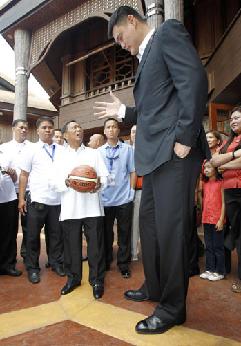 Yao Ming and Shanghai Sharks on friendly visit in Manila