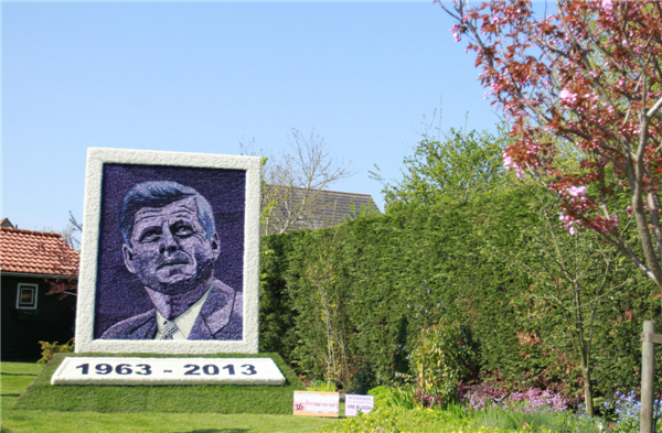 Dutch town holds flower mosaic show