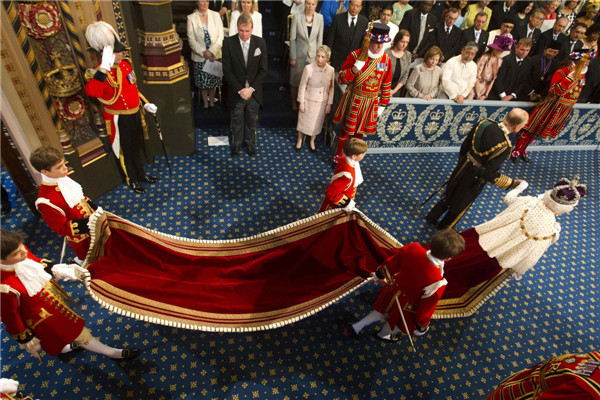 Queen Elizabeth opens Parliament