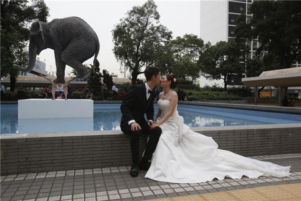 Giant sculpture 'Pentateuque' on display in HK