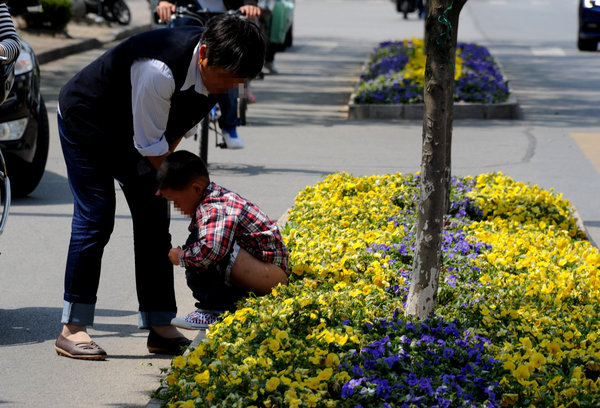 Uncivilized behavior by Chinese tourists