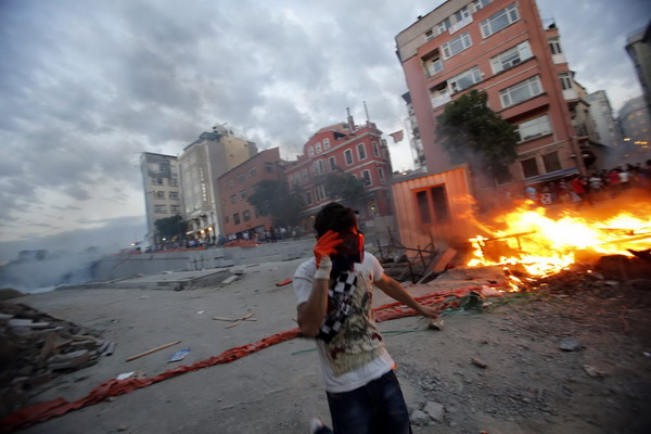 Turkish Police, protesters clash in Istanbul