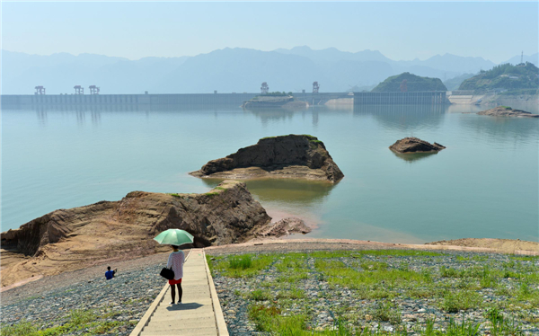 Three Gorges water level sparks flood warning