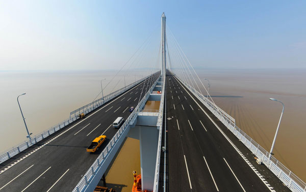 New cross-sea bridge completes construction