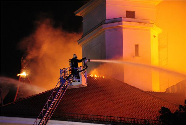 Fire breaks out on roof of Riga Castle, Latvia