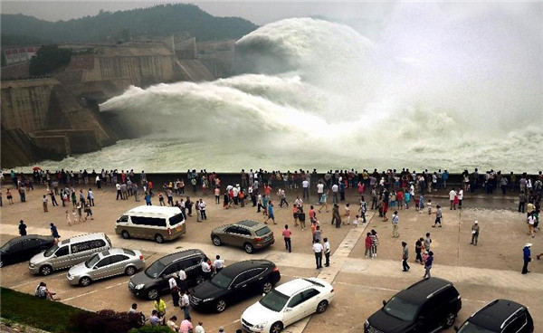 Water gush out of Xiaolangdi Reservoir