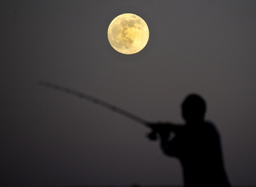 'Super moon' lights up night sky