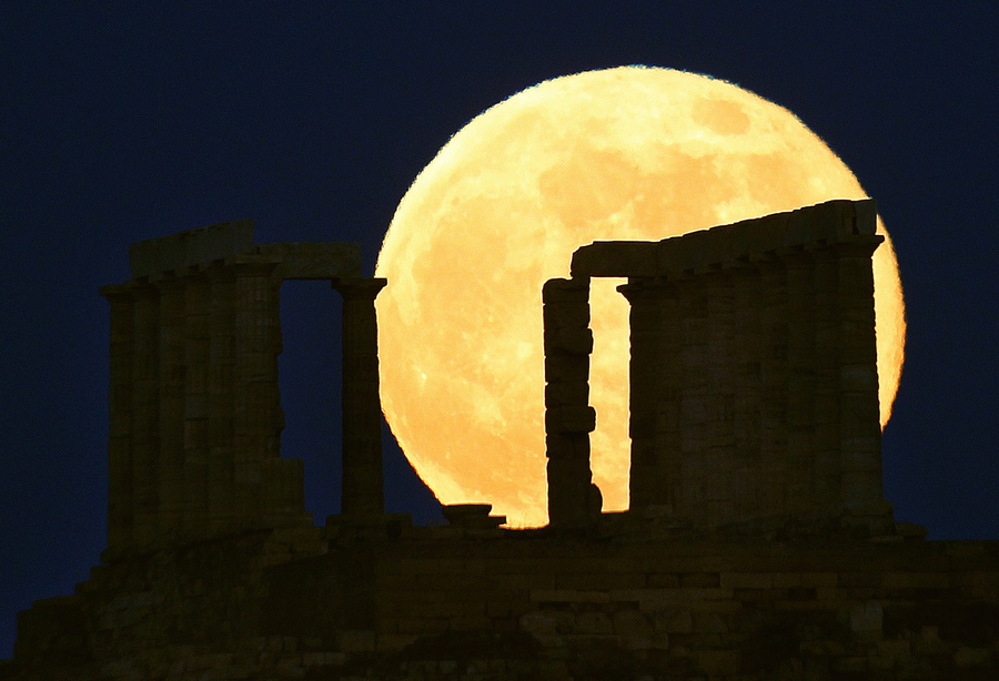'Super moon' lights up night sky