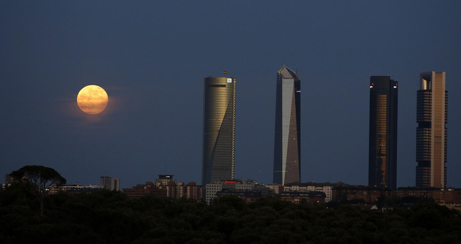 'Super moon' lights up night sky