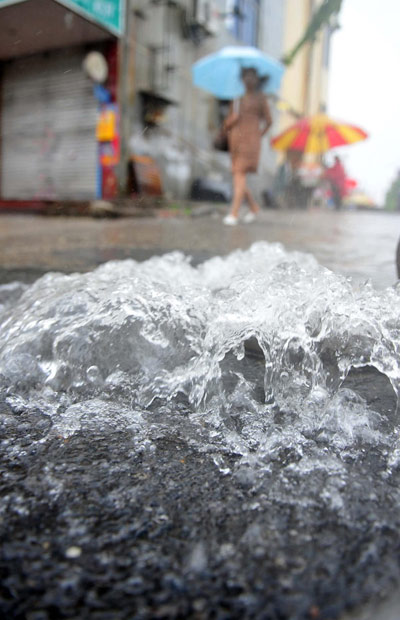 Torrential rain hits E China, slowing traffic