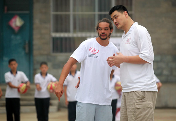 Yao, Noah give basketball lesson to school kids