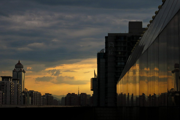 Beijing enjoys clear sky after brief thunderstorm