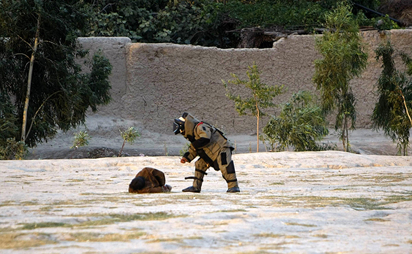 Hurt Locker: Afghan soldier stops a suicide bomb