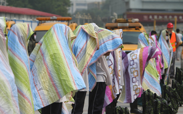 Chinese students put on duck-and-cover drill