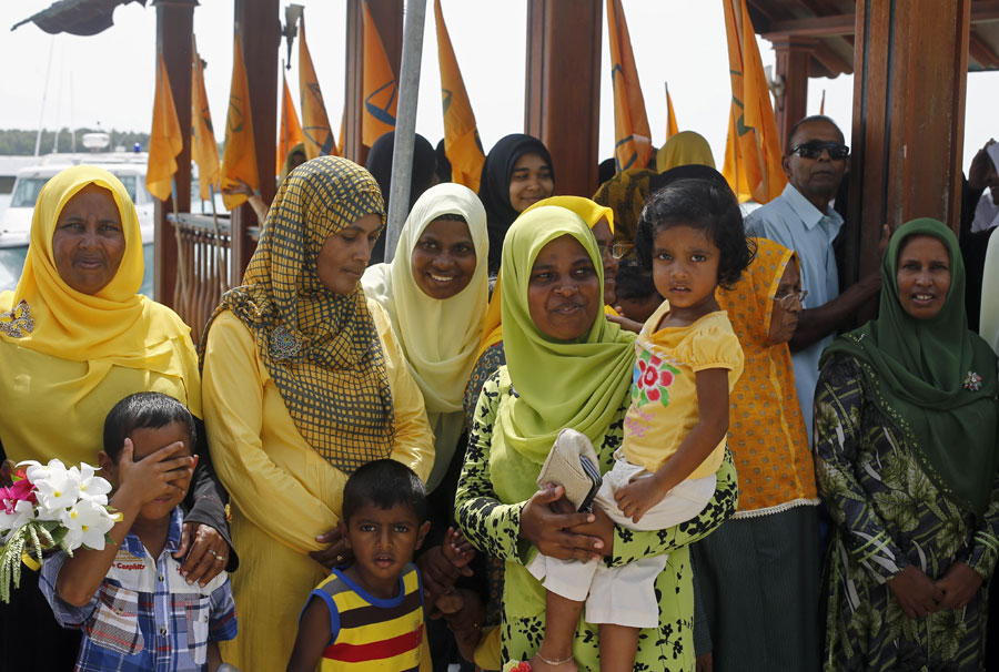 Hospital ship Peace Ark stops in Maldives