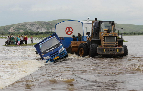 Tourists trapped by floods rescued in NW China