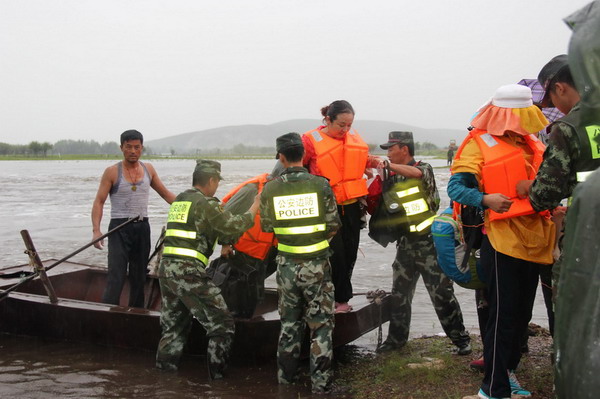 Tourists trapped by floods rescued in NW China