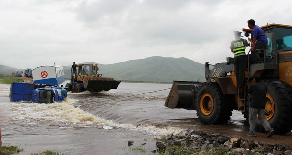 Tourists trapped by floods rescued in NW China