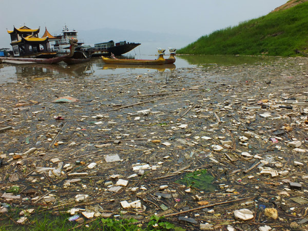 Yangtze River plagued by floating garbage