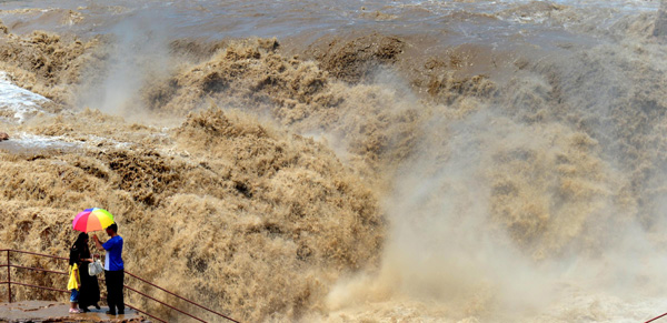 Rain leads to bigger waterfall in C China