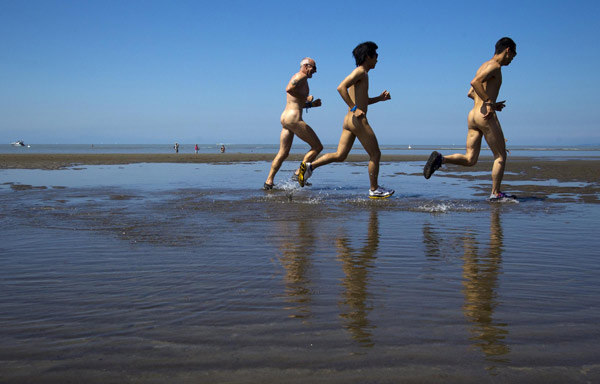 Bare bans run for fun in Vancouver