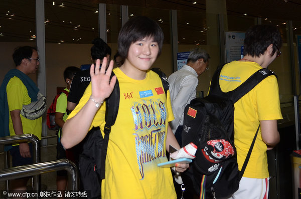 Chinese swimming stars swarmed at airport