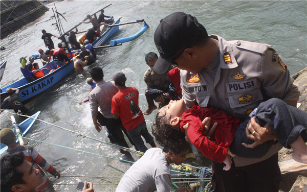 Asylum seeker boat sinks off Indonesia, 189 saved