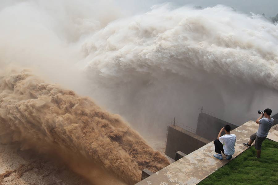 Water gushes through Xiaolangdi Dam