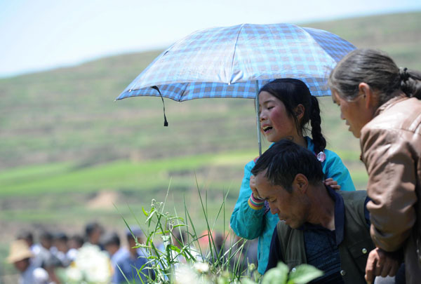 Villagers say goodbye to quake victims