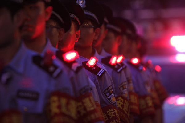 Shoulder lights to make police more visible