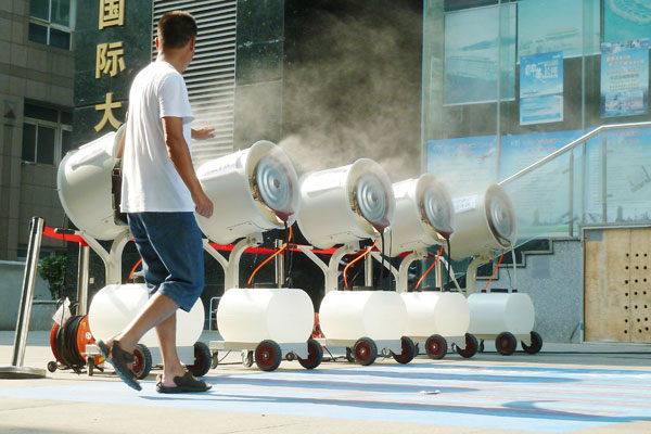 Cooling spray for shoppers in meltdown