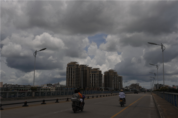 Typhoon Jebi barrels down on Hainan Island