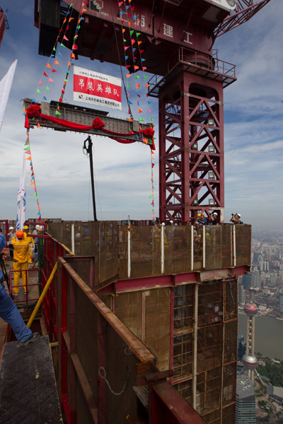 World's 2nd tallest building tops out in China