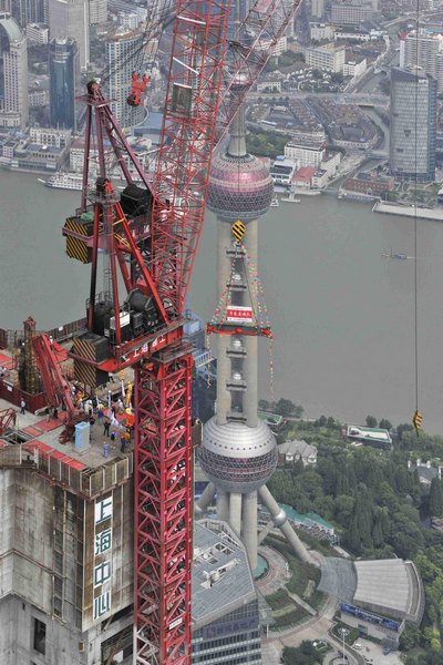 China's tallest skyscraper undergoes construction