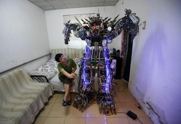Inventor uses scrap to build robot[2]|chinadaily.c