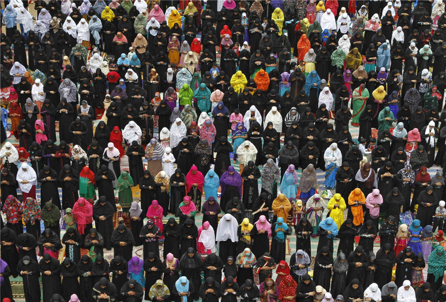 Muslims around the world mark end of Ramadan fast