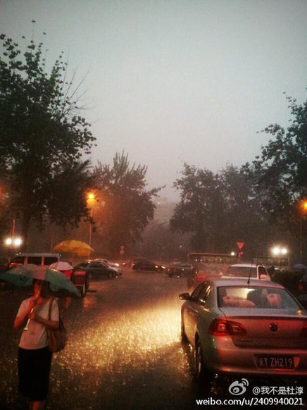 Thunder storm hits Beijing, darkening the sky