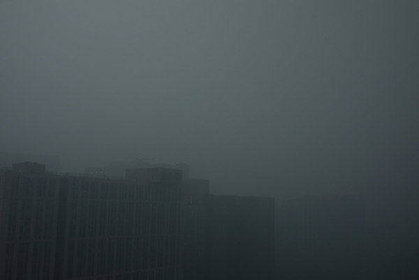 Thunder storm hits Beijing, darkening the sky