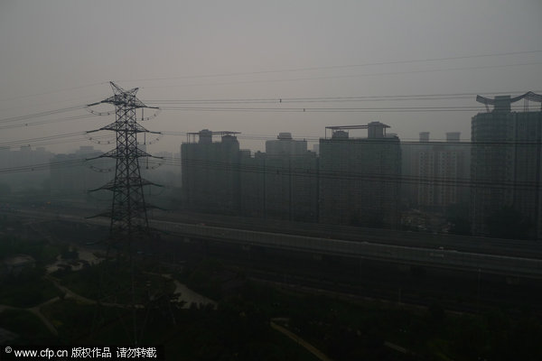 Thunder storm hits Beijing, darkening the sky