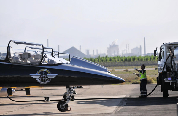 Famed aerobatic team to put on show in Xinjiang