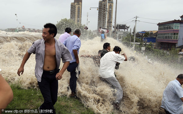 Typhoon waves crash over spectators in E China