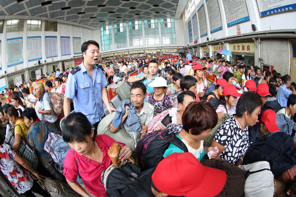 Cotton workers pack trains in C China