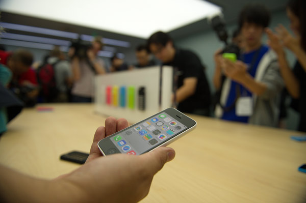 Beijing media gets 1st look at new iPhone 5C