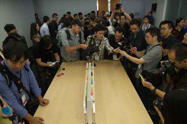 Beijing media gets 1st look at new iPhone 5C