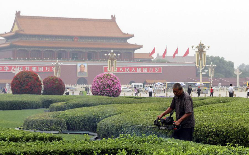 Tian'anmen Square trims holiday flowers for frugality