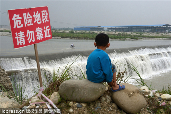 Dangerous wading[4]|chinadaily.com.cn