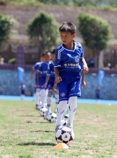 Guangzhou R&F, Chelsea open soccer school in S China