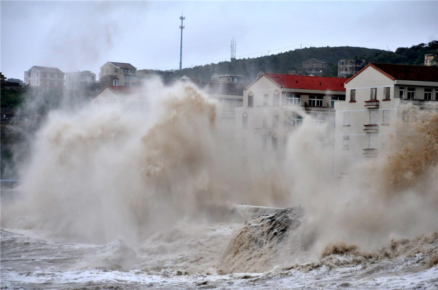 Typhoon Fitow pounds Zhejiang province